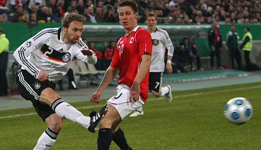 Deutschland - Norwegen 0:1: Andreas Hinkel (l.) durfte in den ersten 45 Minuten auf der rechten Abwehrseite ran