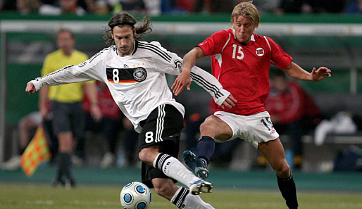 Auch Torsten Frings (l.) lief im Spiel gegen die Skandinavier nach kurzzeitiger Abstinenz wieder im DFB-Dress auf
