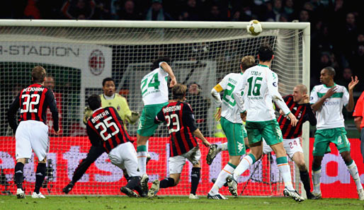 Werder Bremen - AC Mailand 1:1: Vorbei! Claudio Pizarro vergab in der Nachspielzeit die Doppelchance zum Bremer Heimsieg