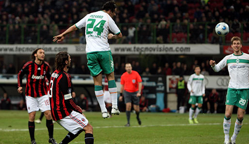 Zehn Minuten nach seinem Treffer zum 1:2 markiert Pizarro den Ausgleich für Werder gegen Milan