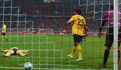 Bayern München - Borussia Dortmund 3:1: Dortmund am Ende - 87 Minuten lang hatte der BVB am Remis geschnuppert. Subotic liegt enttäuscht am Boden