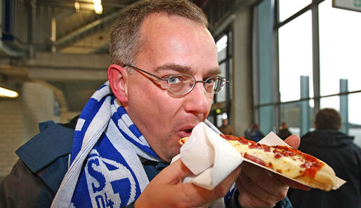 Aber auch Pizza geht für den Schalker Fan vor dem Spiel immer