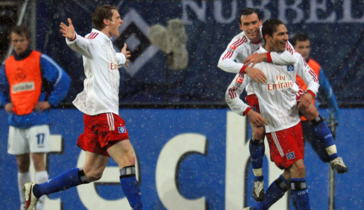 Marcel Jansen und Piotr Trochowski freuen sich über Paulo Guerreros Treffer zum 2:0