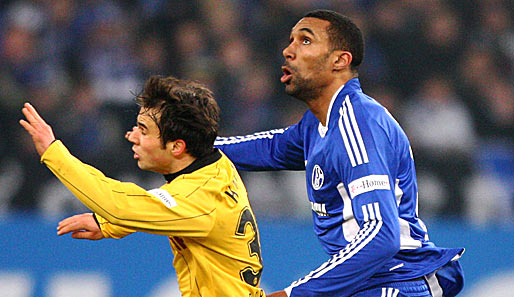 Schalkes Orlando Engelaar (rechts) im Zweikampf mit Dortmunds Tamas Hajnal