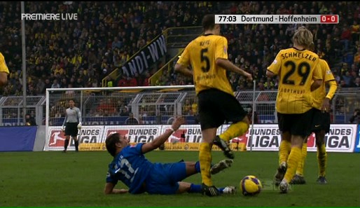 Daraufhin holte Weis aus und trat gegen den Dortmunder Kapitän Kehl nach