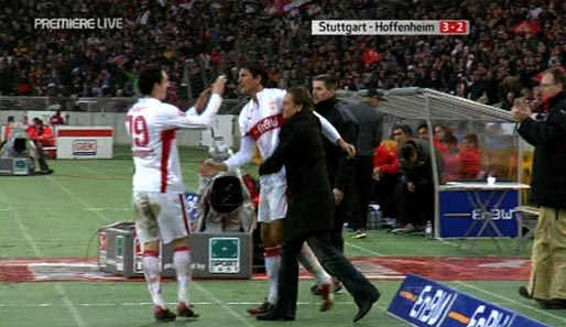 Hilbert kommt nun auch hinzu und beglückwünscht Gomez zu seinem Treffer