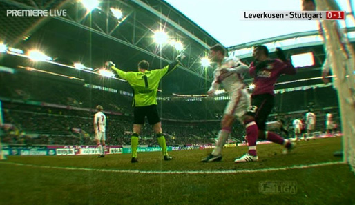 Die erste Verwarnung für Leverkusens Arturo Vidal (re). Bei einer Ecke für die Werkself...