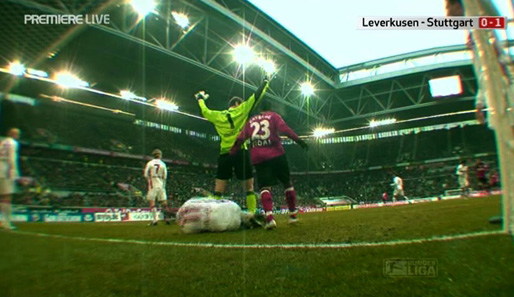 ...dieser geht zu Boden, während sich Jens Lehmann wundert, was da in seinem Rücken passiert ist...