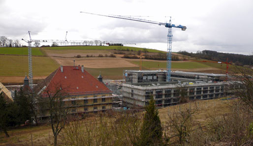 So war der Baustand im Februar 2009. Bis Sommer wird sich dort noch allerhand tun. Dies ist die Rückansicht, links vorne das alte Schloss