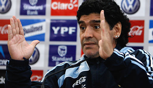 "So einen Hals hab ich, so einen Hals!" Maradona ist nicht immer amused als Argentiniens Nationalcoach