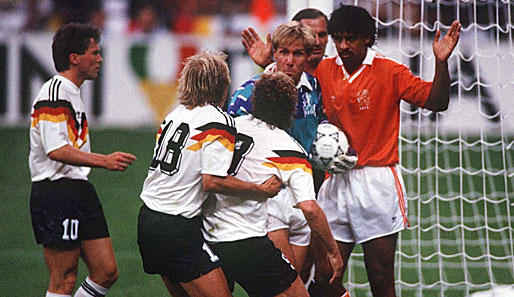EM 1990: Rijkaard macht das Lama gegen Völler, der macht fast den Berserker gegen Rijkaard. Ronaldos "Spuck-Attacke" ging harmloser vonstatten