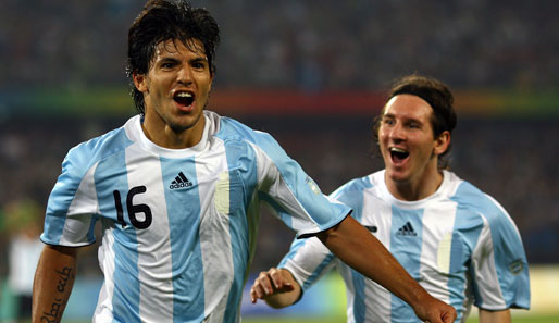 Wohin führt der Weg von Sergio Agüero (l.)? Maradona will ihn neben Ibrahimovic spielen sehen, doch im Verbund mit Messi gefällt der 20-Jährige auch