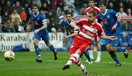 ...Lukas Podolski ververschießt den Elfer