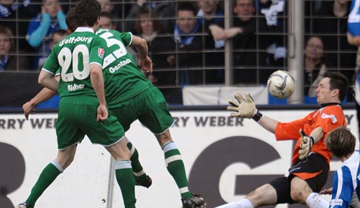 Bielefeld - Wolfsburg 0:3: Christian Gentner mit links zur Wolfsburger Führung in Bielefeld