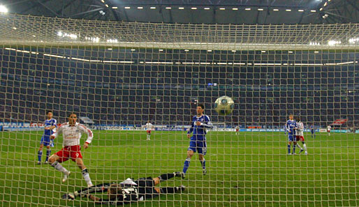 Schalke 04 - Hamburger SV 1:2: ...traf der Peruaner nach Vorlage von Marcell Jansen auch zum 0:2. Schalke war damit geschlagen