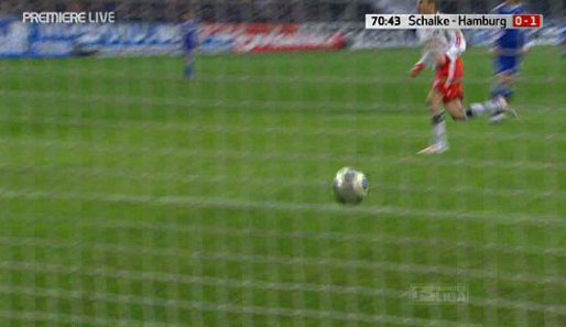 Paolo Guerrero dreht jubelnd ab, der Ball trudelt derweil zum 1:0 für den Hamburger SV in Richtung Tor