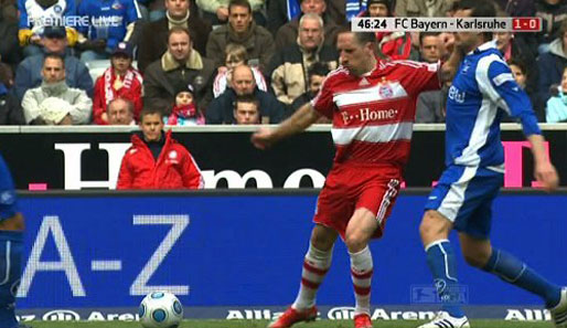 Ribery spielt den Ball weiter, packt aber gleichzeitig mit der linken Hand ins Gesicht von Görlitz