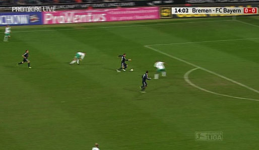 In Bremen gab's zwar keine Tore, dafür aber einmal Rot. Per Mertesacker rutscht aus und verliert den Ball an Schweinsteiger