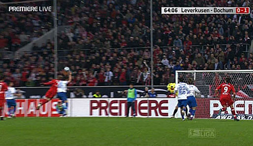 Der Leverkusener Angreifer verpasst allerdings knapp, dafür reißt plötzlich Bochums Mergim Mavraj die Hand nach oben