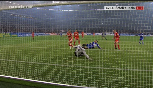 Der Schalker Angreifer aber rutscht weg und versucht, den Ball im liegen mit dem linken Oberarm ins Tor zu bugsieren…