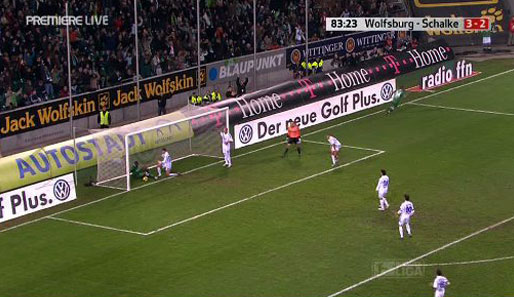 Am Ende der Rutschpartie ist der Ball über der Linie, Tor Nummer drei für Grafite - 4:2 für Wolfsburg