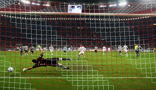 Miroslav Klose ließ sich die Chance nicht nehmen und erzielte seinen siebten CL-Treffer per Elfmeter