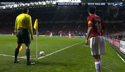 4. Minute im Old Trafford: Ryan Giggs legt sich rechts den Ball zu einer Ecke zurecht