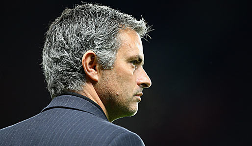 Manchester United - Inter Mailand 2:0: Stand im Old Trafford vor Spielbeginn im Mittelpunkt: Inter-Trainer Jose Mourinho