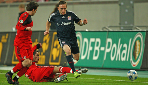 Bayer Leverkusen - Bayern München: Und wie gehabt: Ribery rennt über links - doch Augusto und Castro (l.) sind zur Stelle und stoppen den Franzosen