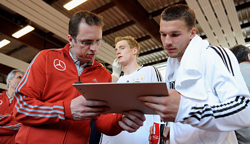 Nationalmannschaftsarzt Prof. Tim Meyer (l.) besprach die Ergebnisse mit Lukas Podolski