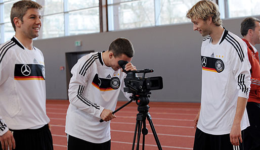 Am Rande des Termins war auch Zeit für ein paar Späße. Doch während Podolski sich als Kameramann versuchte ...