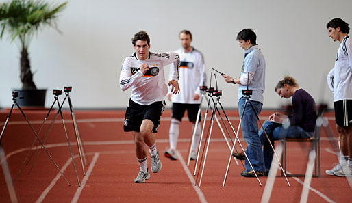 Mario Gomez (r.) und Andreas Hinkel im Hintergrund beobachteten Patrick Helmes bei seinem Sprint