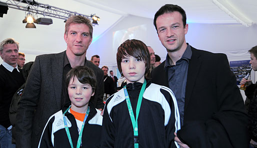 Schnappschuss fürs Familienalbum: Zum Sportpresse Club eingeladene Kinder posierten mit den Ex-Nationalspielern Marko Rehmer und Fredi Bobic (r.)