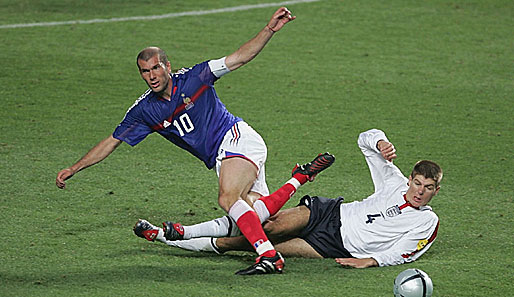 Herrliche Szene: Weltfußballer Zidane (l.) furztrocken umgelegt vom "derzeit besten Fußballer der Welt" Steven Gerrard