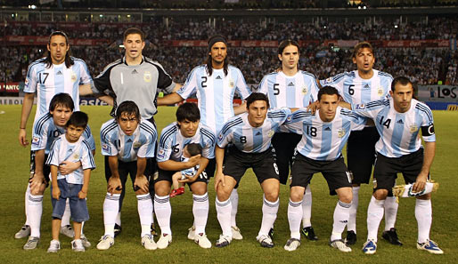 Sergio "Kun" Agüero mit seinem Lütten im Arm. Welches Kind Messi aufs Bild gemogelt hat, ist nicht überliefert (siehe 11.36 Uhr)