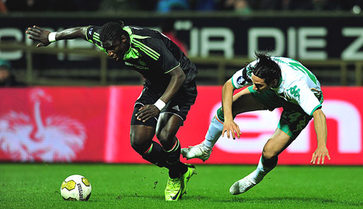 Werders Claudio Pizarro hat gegen St. Etiennes Moustapha Sall das Nachsehen