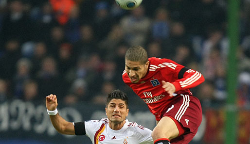 Hamburger SV - Galatasaray Istanbul 1:1; Paolo Guerrero im Kopfballduell mit Baris Özbek