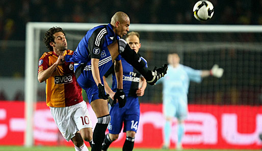 Galatasaray Istanbul - Hamburger SV 2:3 (1:0): Hamburg's Alex Silva mit vollem Einsatz gegen Ex-Schalker Lincoln.
