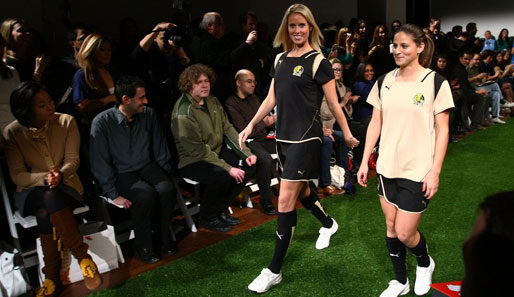 Leslie Osborne (l.) und Christina DiMartino (r.) werden Für den FC Gold Pride in schwarz-goldenen Röckchen auflaufen