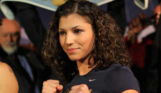 Kleine Fäuste, große Ausstrahlung: Nadia Raoui ist Weltmeisterin der WIBA im Fliegengewicht. Dabei stand sie erst acht Mal als Profi-Boxerin im Ring