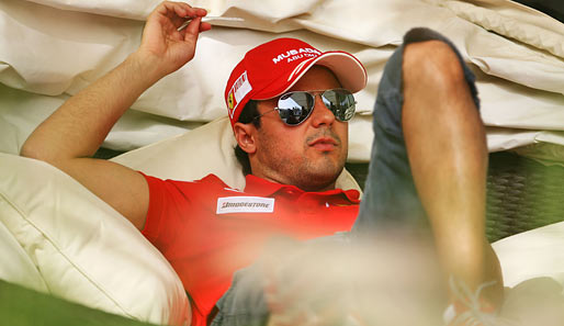 Keine Modesünde hatte Felipe Massa parat. Dafür wälzte er sich betont lässig in der Sonne. Kein Wunder bei der Hitze