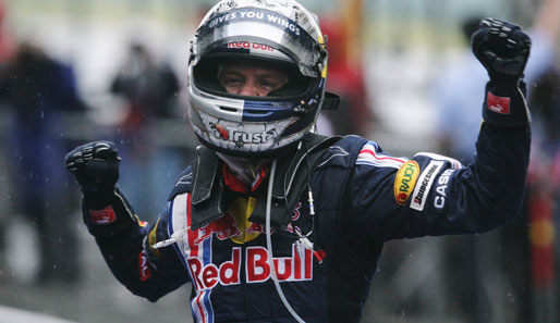 Auf dem Weg zur Siegerehrung lässt sich Vettel feiern