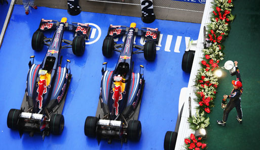 Der Blick vom Podium auf die beiden Red-Bull-Boliden von Webber und Vettel