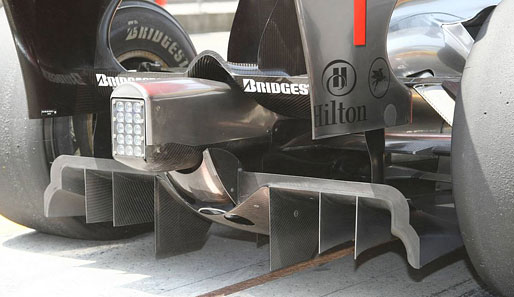 McLaren-Mercedes mit dem ersten Versuch eines Doppel-Diffusors. Man beachte die schmale Lücke im Mittelelement des Diffusors