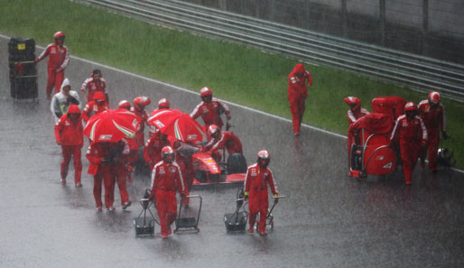 Ferrari bringt den Boliden von Kimi Räikkönen in die Box