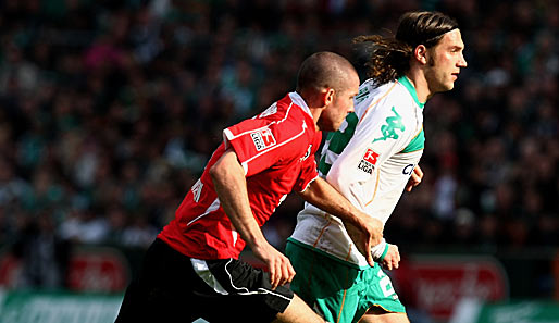 Bremen - Hannover 4:1: Bremens Frings (rechts) im Laufduell mit Hannovers Andreasen