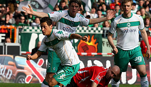 Mesut Özil (links) holte einen Elfmeter heraus, den Diego beim Stand von 1:0 für Werder verschoss