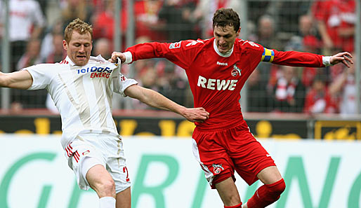 Kölns Torjäger Novakovic (rechts) im Zweikampf mit Leverkusens Sinkiewicz