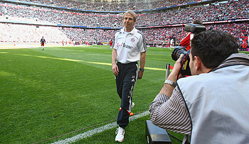 FC Bayern - Frankfurt: Jürgen Klinsmann wird auf Schritt und Tritt von Presse und Fotografen verfolgt