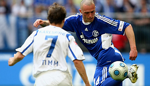 Schicke Ballbehandlung: Schalkes Pander benutzt die Hacke im Duell mit Timm